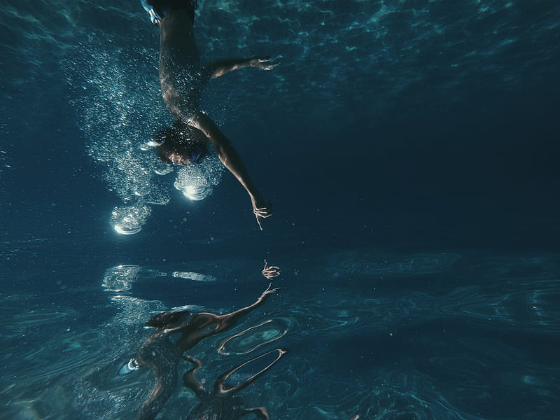 man swimming underwater, HD wallpaper