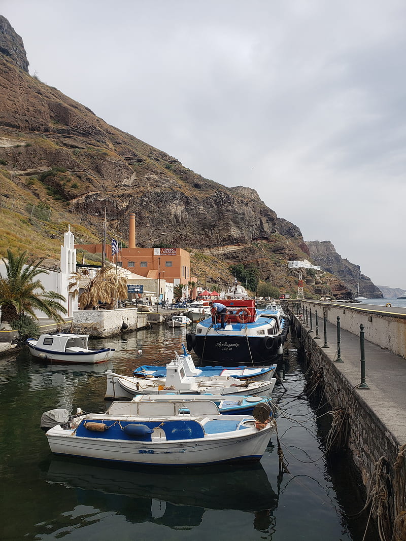 Santorini harbour, boats, coast, fishing, fishing boats, greece, harbor, harbour, island, santorini, vacation, HD phone wallpaper