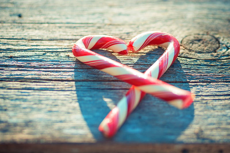 Candy Heart , candy, holidays, christmas, sweet, graphy, love, heart, candy cane, wood, HD wallpaper