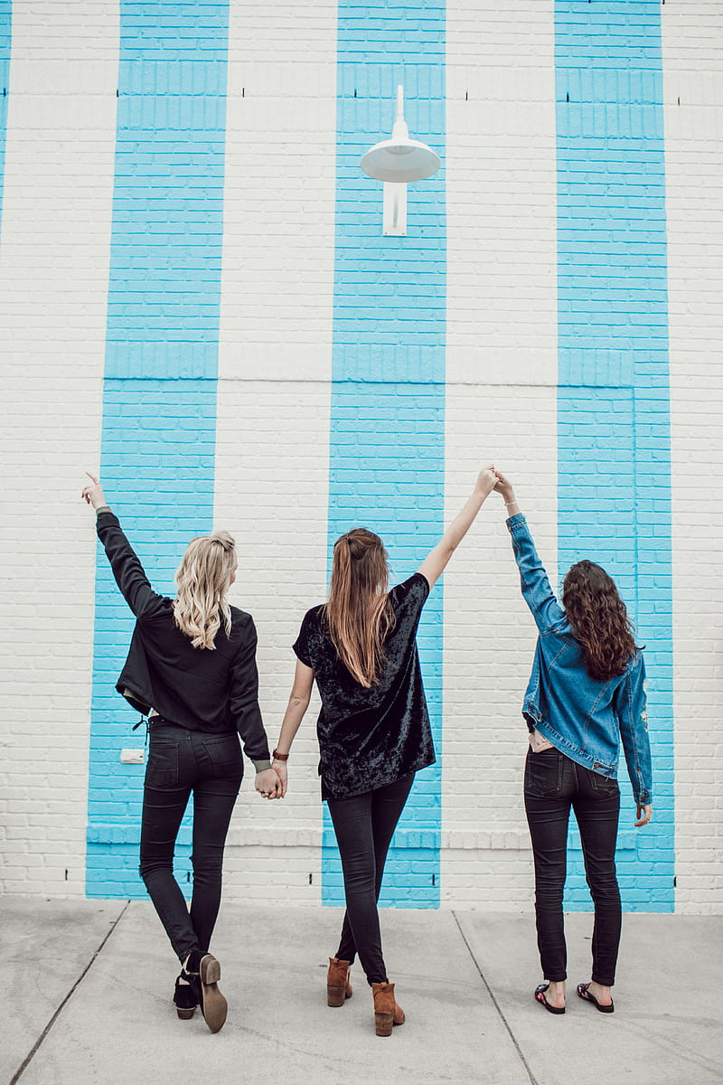 three woman holding hands white walking, HD phone wallpaper