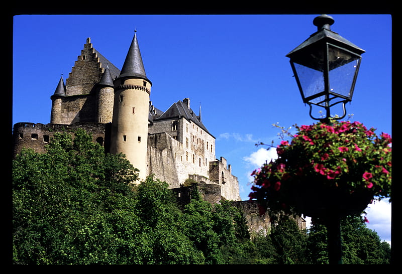 Vianden Castle, Luxembourg, roof, high, trees, sky blue, streetlamp, walls, towers, gris, flowers, castle, HD wallpaper