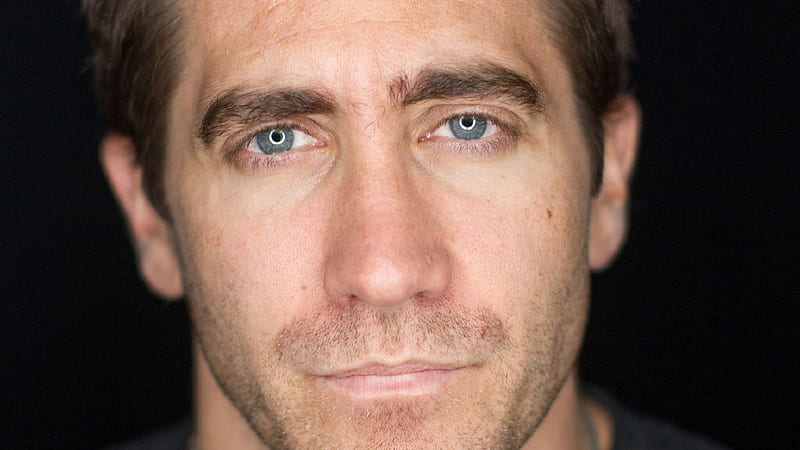 Closeup Of Jake Gyllenhaal With Ash Eyes In Black Background Celebrities, HD wallpaper