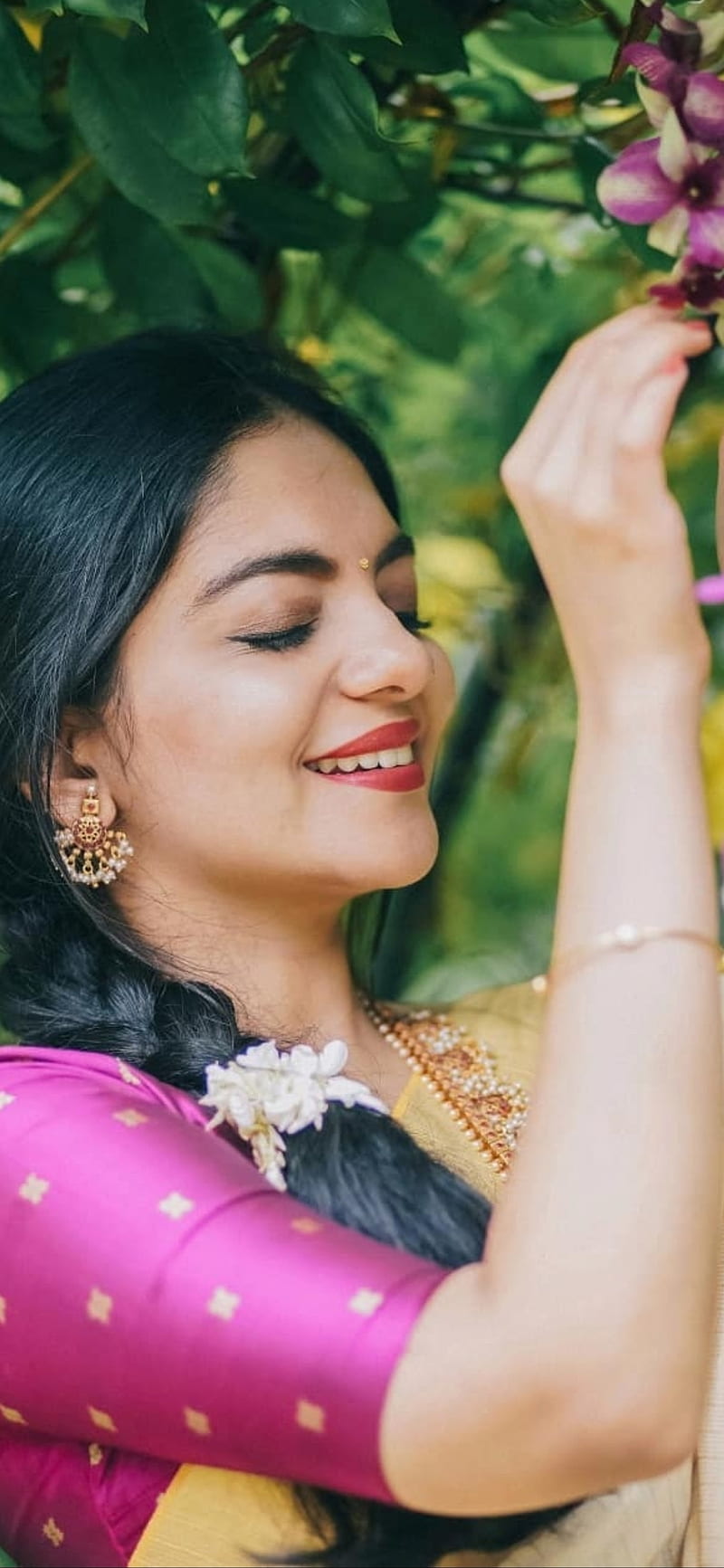 Ahaana krishna, actress, ahaana, kerala, luca, mallu, onam, saree, singer, tovino, traditional, HD phone wallpaper