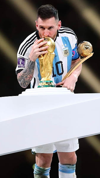Messi được coi là GOAT, là vua bóng đá với rất nhiều danh hiệu, và việc anh hôn chiếc cúp của World Cup khiến cho danh tiếng của anh càng được củng cố. Bức hình nền của Messi hôn chiếc cúp chắc chắn sẽ khiến cho không chỉ người hâm mộ của Messi mà cả người hâm mộ bóng đá cảm thấy phấn khích và ngưỡng mộ.