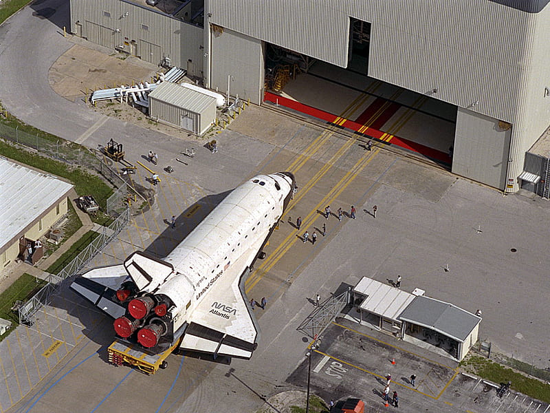 Atlantis - Towed Toward Hanger, hanger, atlantis, space shuttle, HD wallpaper
