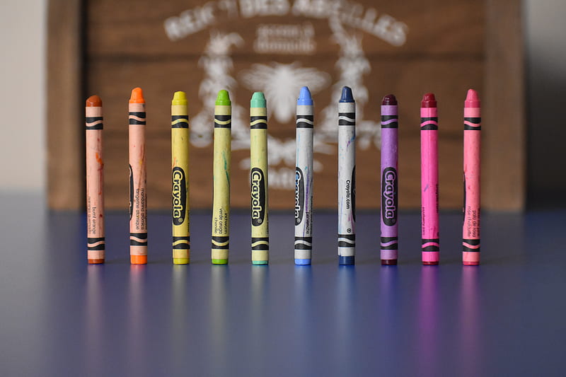 selective focus graphy of Crayola crayons, HD wallpaper