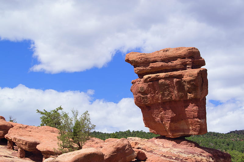 Ye ol' Balancing Rock in Garden on the Gods park in Colorado Springs, CO, sky, trees, usa, mountains, clouds, HD wallpaper