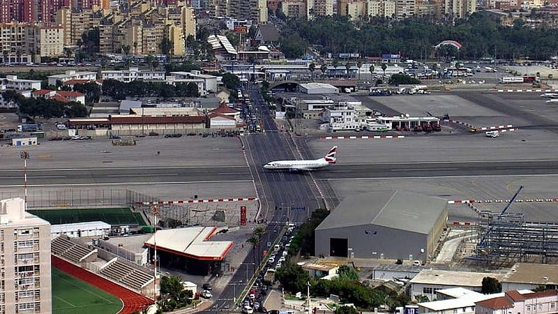 Gibraltar airport, runway, carros, plane, airport, gibraltar, HD wallpaper