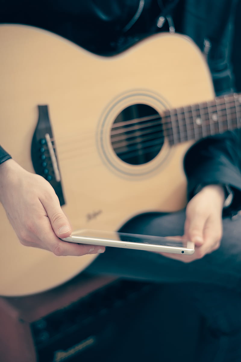 person with guitar on lap holding tablet, HD phone wallpaper