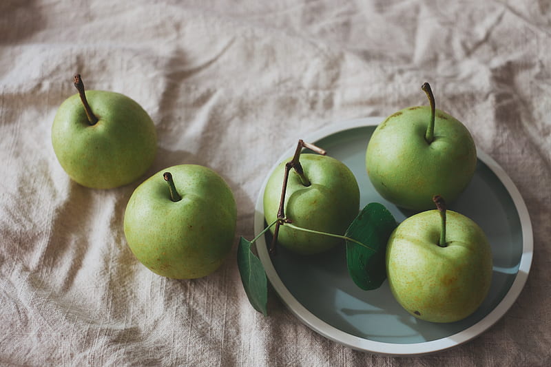 apples, fruit, plate, cloth, HD wallpaper