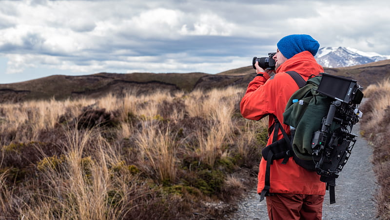 person wearing backpack and holding DSLR camera, HD wallpaper