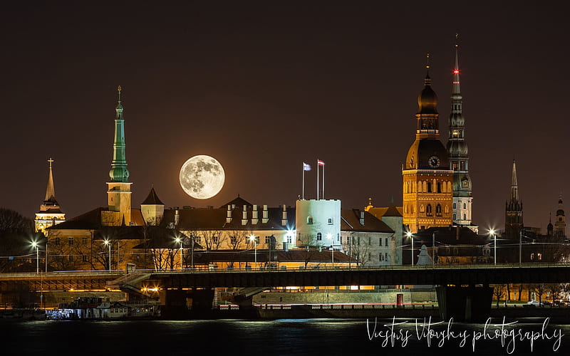 Riga at Night, Riga, Moon, night, churches, Latvia, palace, HD wallpaper