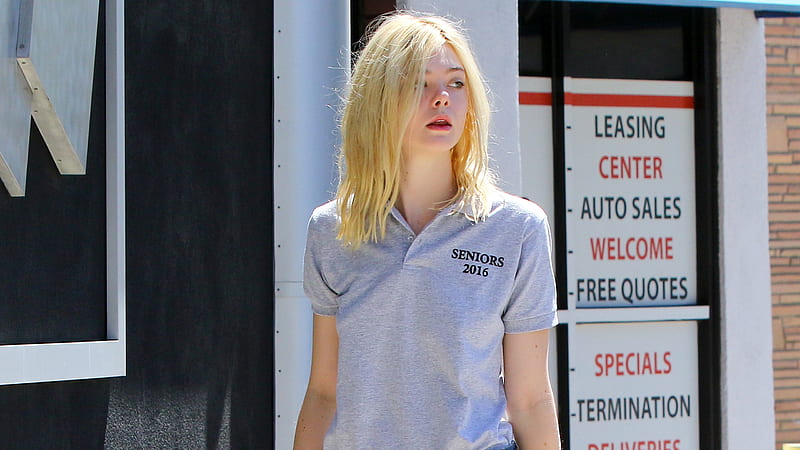 Mary Elle Fanning Is Wearing Gray T Shirt With Words Seniors 2016 Mary Elle Fanning, HD wallpaper