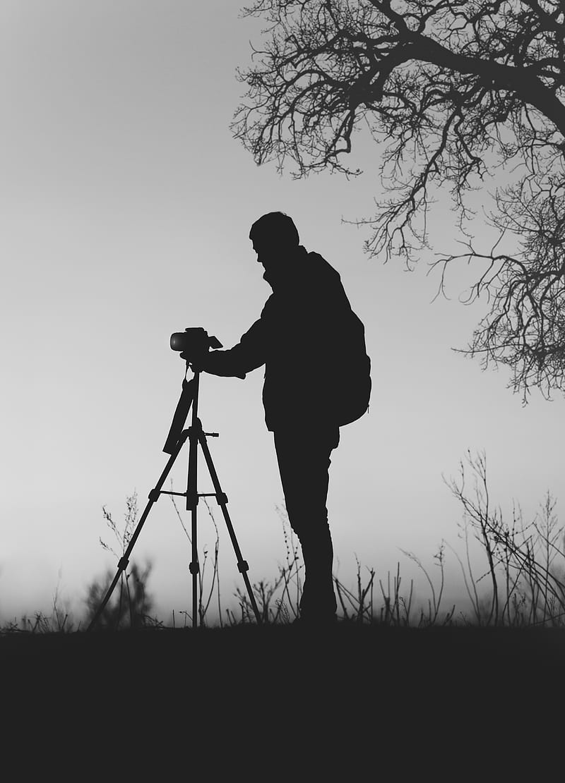 silhouette of man in front of DSLR camera with tripod under leafless tree, HD phone wallpaper