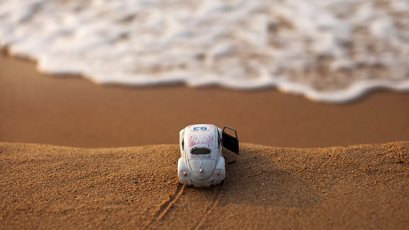 Car Toy On Beach Sand In Blur Waves Background Sand, HD wallpaper