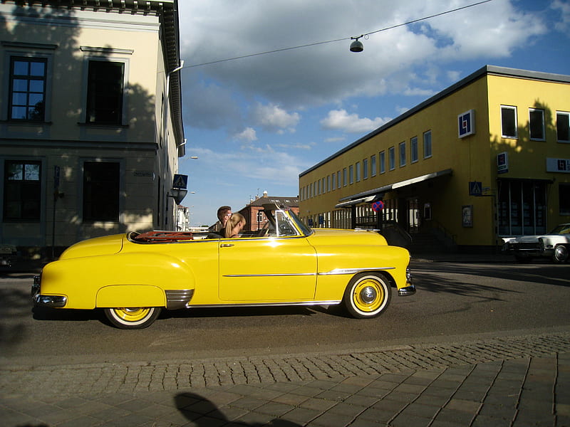 Power Meet Nossebro Sweden, people, buildings, car, crusing, yellow, clouds, sky, street, HD wallpaper