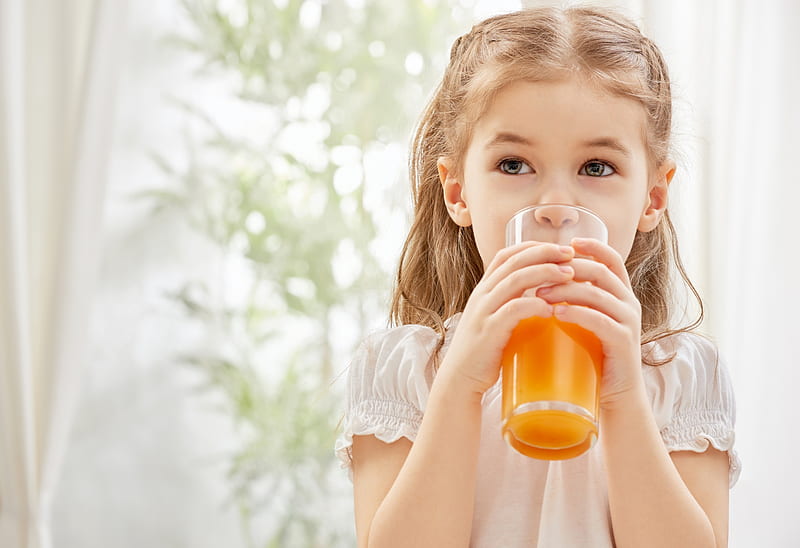 Kid Drinking Juice, child, Kid, juice, girl, HD wallpaper