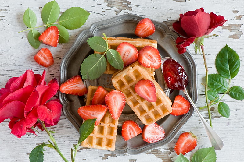 Strawberry & Waffles, wafer, strawberry, berries, breakfast, roses, wood, HD wallpaper