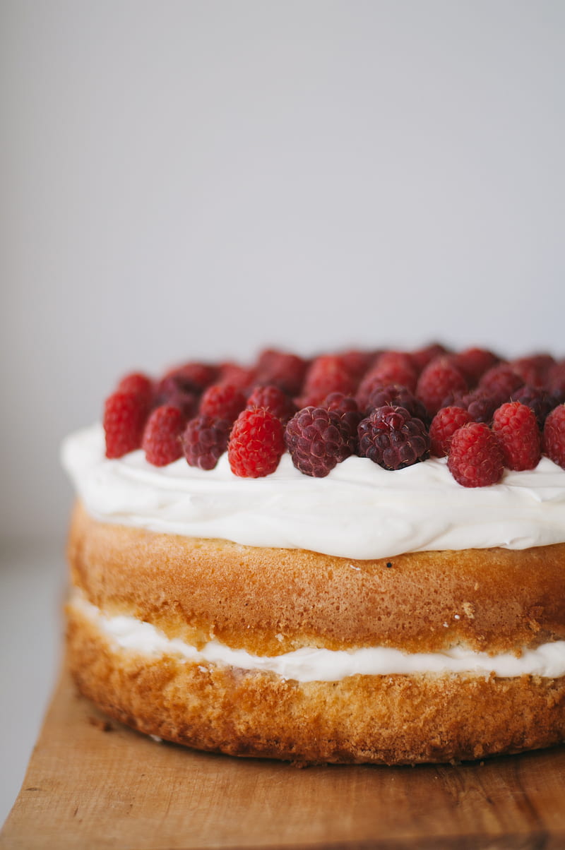 round cake with white frosting topped with red raspberries, HD phone wallpaper