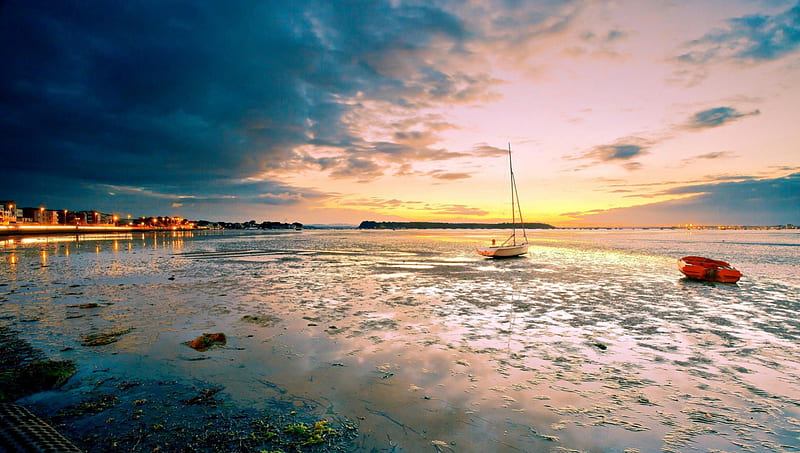 boats at low tide, city, boats, sunset, bay, low tide, HD wallpaper
