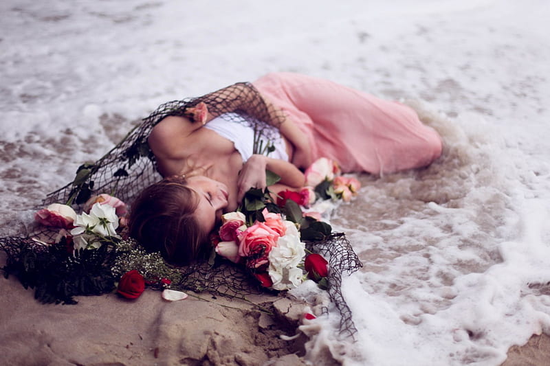 Beauty, sensual, pretty, red rose, beach, white rose, splendor, dreamer, hand, flowers, face, pretty face, lovely, romance, ocean, waves, sexy, ocean waves, water, sad, eyes, white, red roses, rose, bonito, woman, sea, graphy, sand, people, pink, female, romantic, model, white roses, roses, brunette, girl, bouquet, serene, peaceful, curve, nature, lady, HD wallpaper