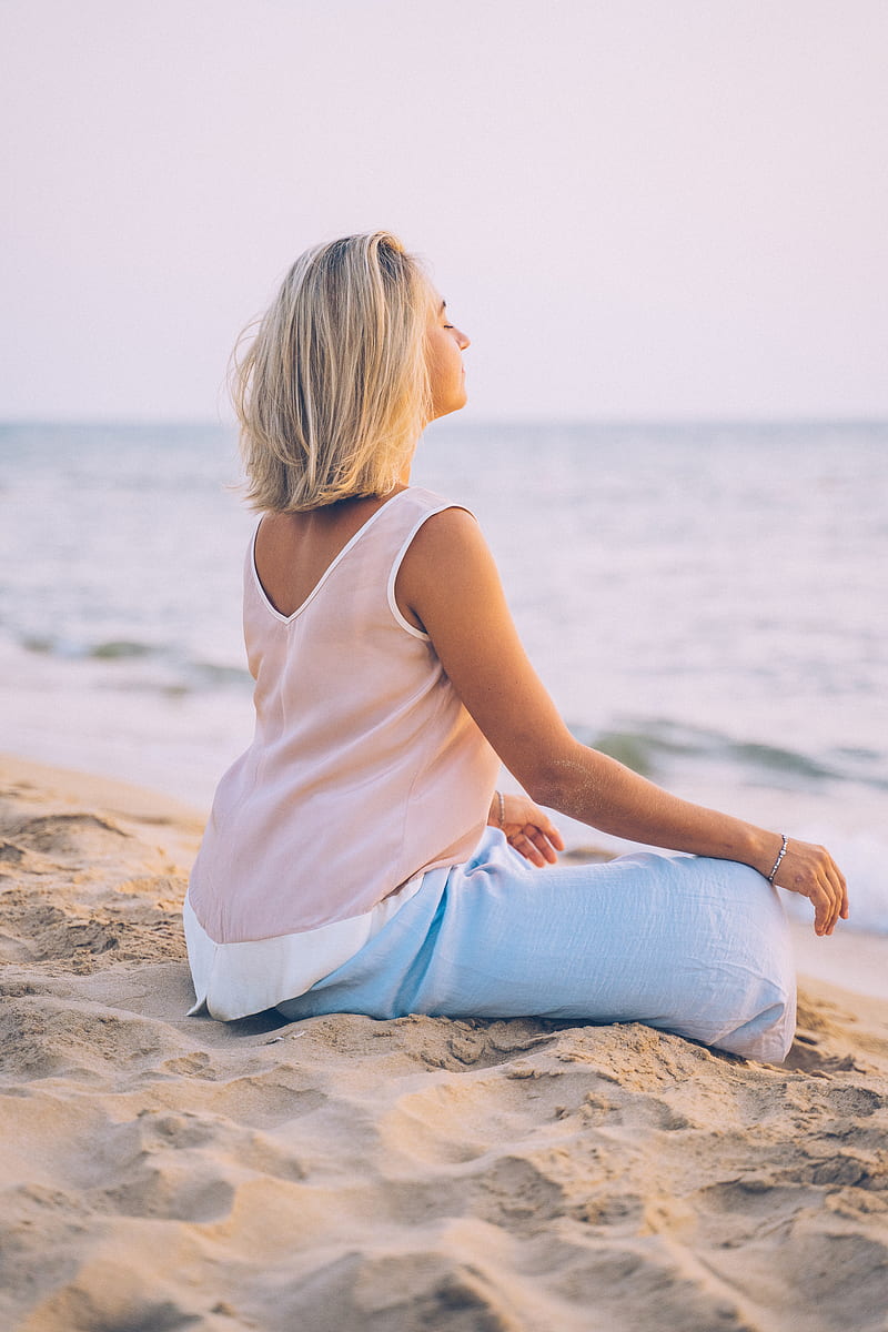 Woman in White Tank Top Sitting on Beach Shore, HD phone wallpaper