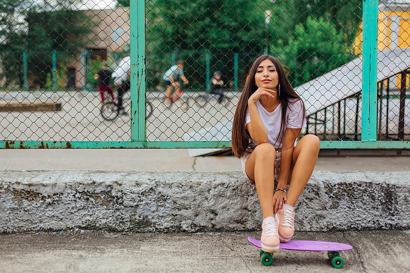 Skateboard Girl Sitting Smiling Portrait, skateboard, girls, smiling, HD wallpaper