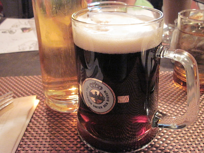 Beer lovers Cheers, glass, foam, pale, dark, white, beer, HD wallpaper