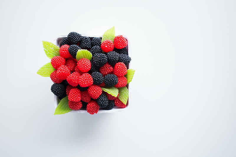 bowl of red and black berries, HD wallpaper