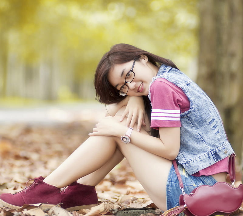 Feeling cute. Девушка сидит на Камне осени. Background cewek.