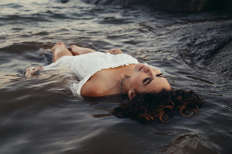 woman relaxing on body of water, HD wallpaper