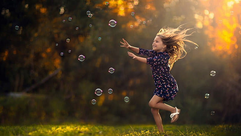 Little Girl Is Playing With Bubbles Cute, HD wallpaper | Peakpx