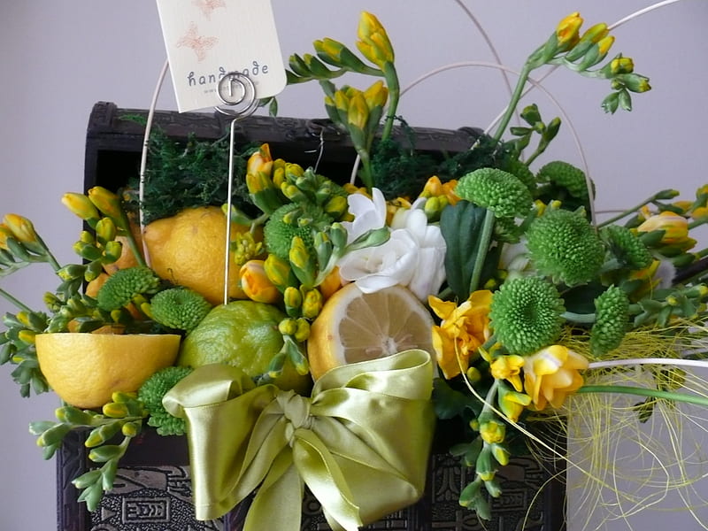 Still life, handmake, yellow, bonito, arranjement, lemon, sia, green, flowers, nature, trunk, HD wallpaper