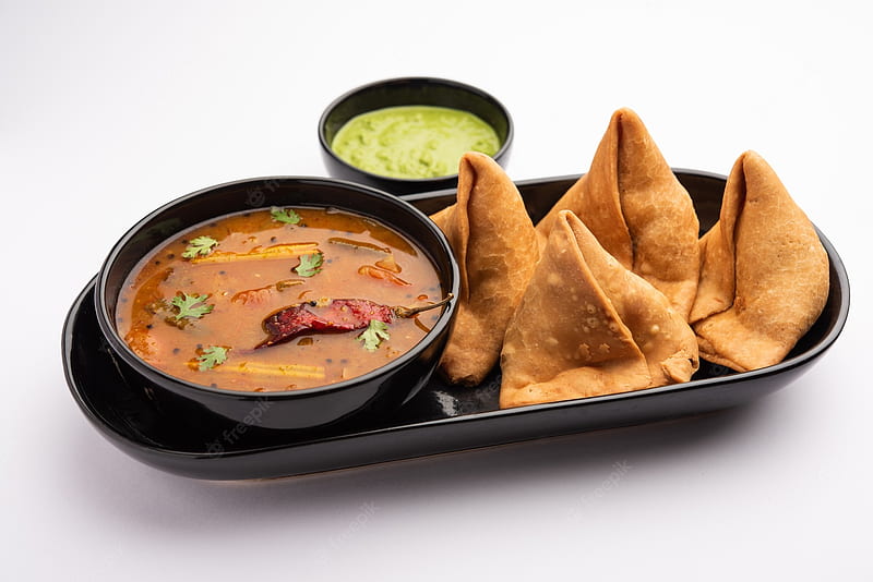 Premium . South indian sambar samosa chutney it's a fusion food in which sambhar is from south and samosas are from north india, HD wallpaper
