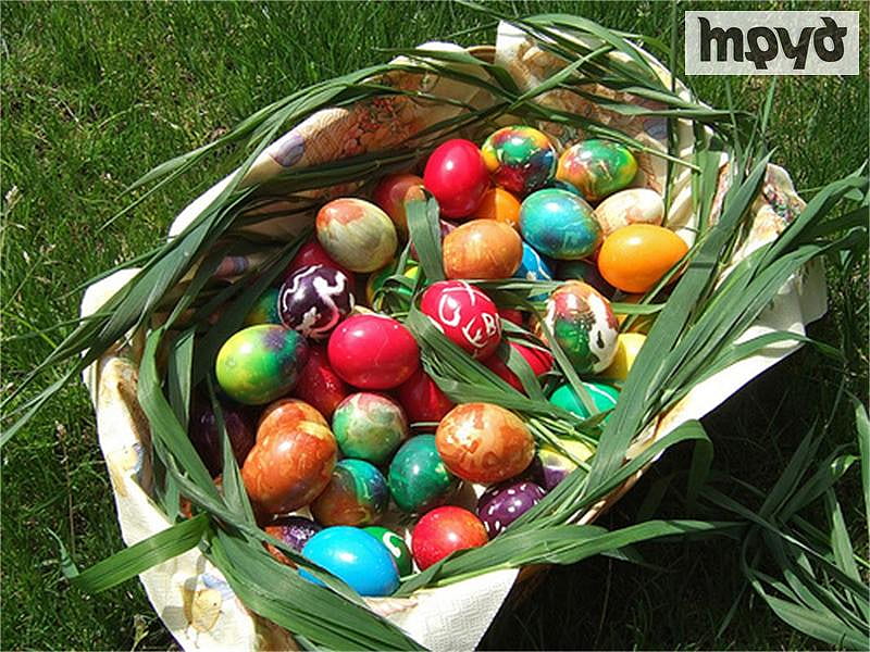 Easter Eggs, traditional, grass, food, colors, custom, egg, graphy, green, eggs, nature, colours, tradition, bulgaria, HD wallpaper