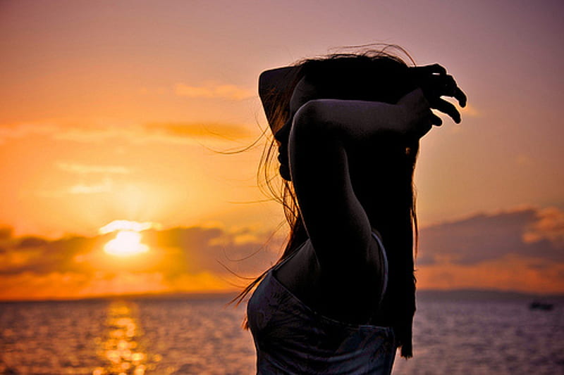 Beauty in Sunset, sensual, amazing, sun, ocean, bonito, sunset, woman, silhouette, clouds, girl, beauty, nature, HD wallpaper