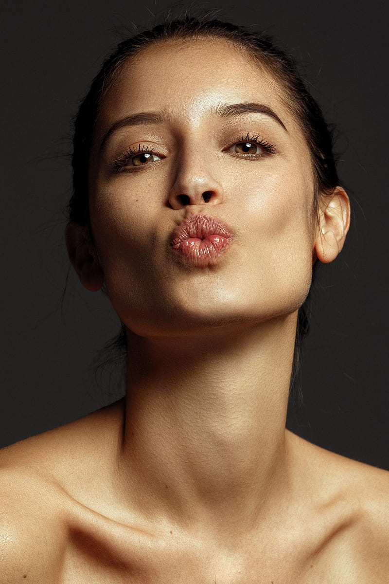 Benjamin Vingrief, kissing, model, women, studio, women indoors, makeup, portrait, simple background, HD phone wallpaper
