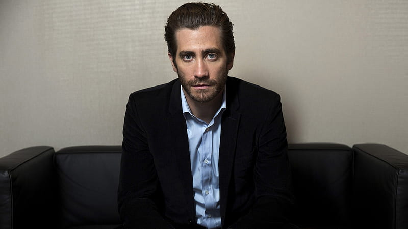 Jake Gyllenhaal Is Sitting On Couch Wearing Blue Shirt And Black Coat Celebrities, HD wallpaper