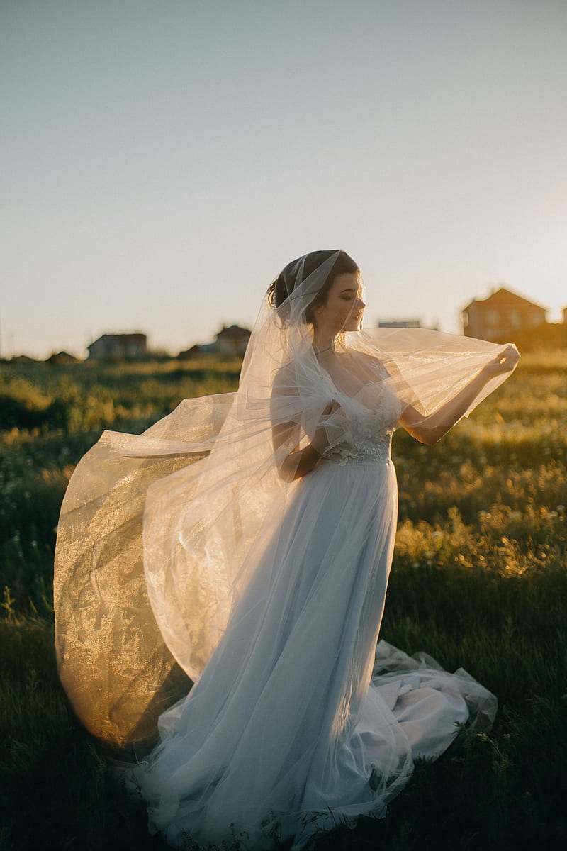 woman wearing wedding gown in green grass field, HD phone wallpaper