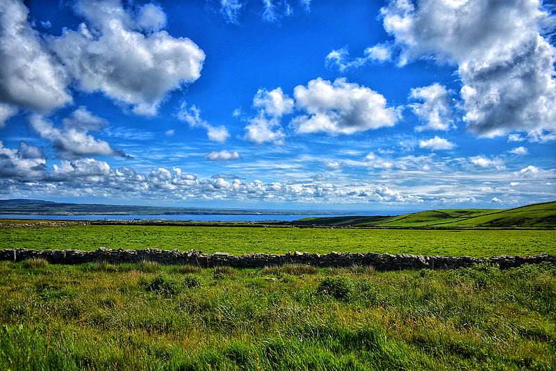 Mesmerizing Clouds, blue, bluesky, field, golf, green, greenfield, ground, panorama, sky, HD wallpaper