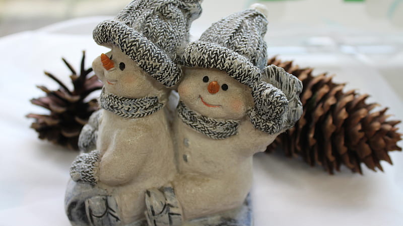 Christmas Figurine Pine Cone Snowman With Woolen Caps Snowman, HD wallpaper