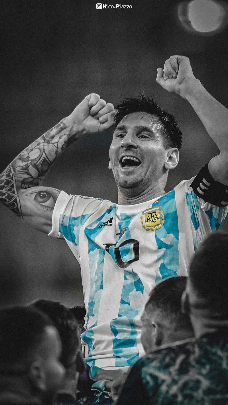 Lionel Messi là ngôi sao của bóng đá thế giới, với kỹ năng đi bóng điêu luyện và khả năng ghi bàn đáng nể. Hãy xem hình ảnh của Messi trong những trận đấu ấn tượng và cả những khoảnh khắc thân thiện của anh với người hâm mộ.