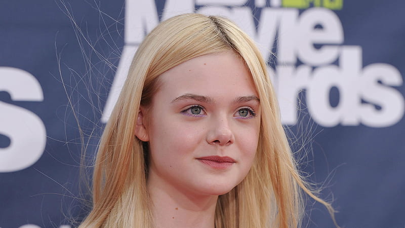 Mary Elle Fanning Looking Calm And Smily Mary Elle Fanning, HD wallpaper