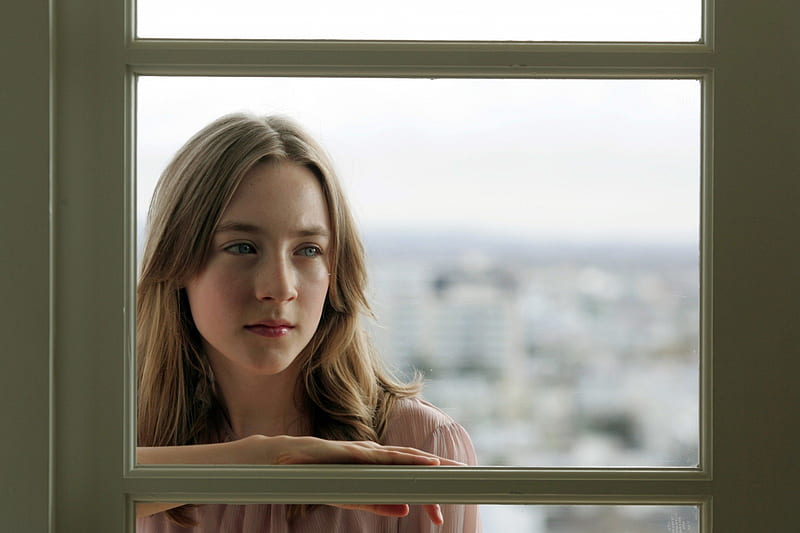 Saoirse Ronan Looking Glass, looking glass, window, cute girl, Saoirse Ronan, cute blonde, looking through a window, HD wallpaper