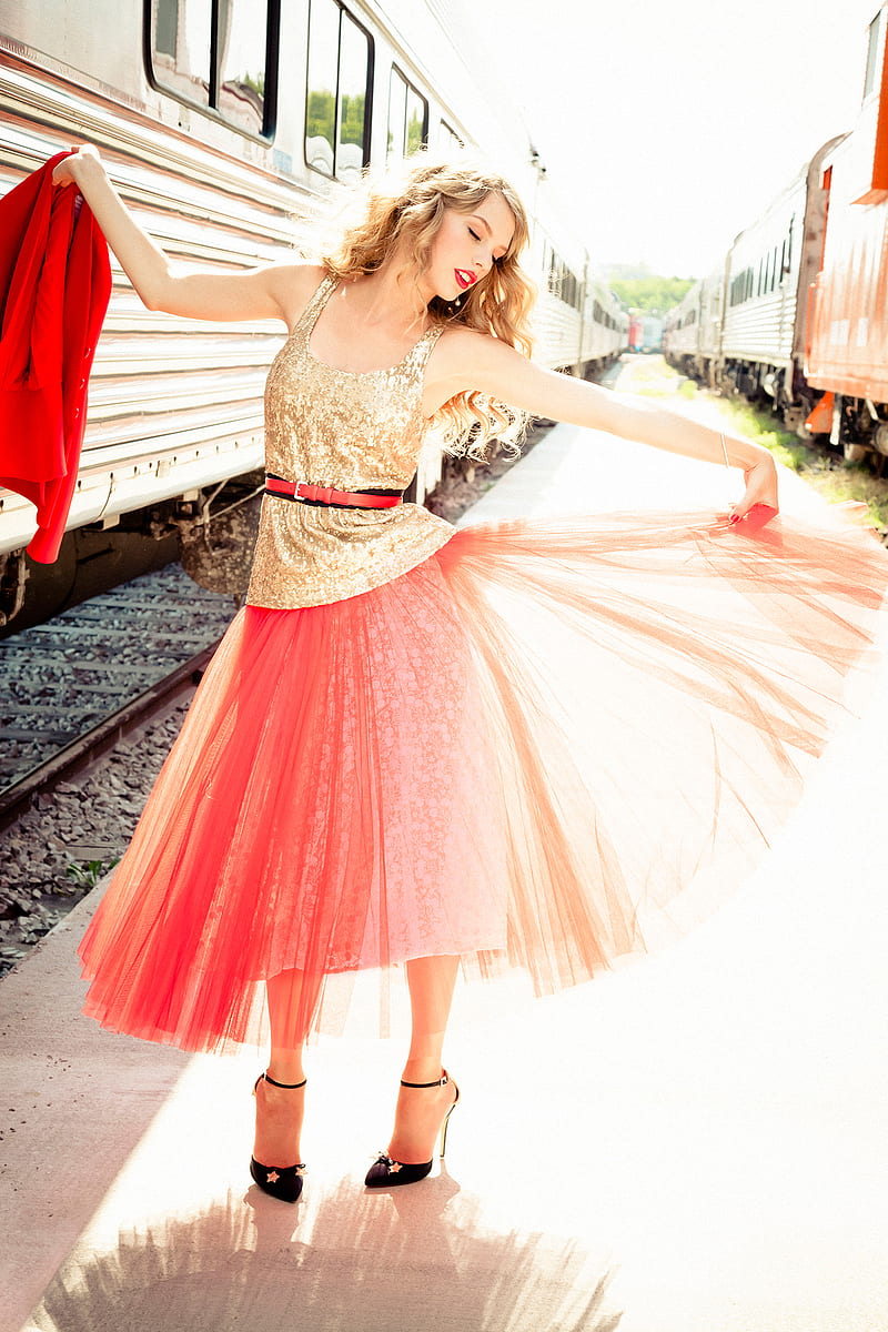 women, actress, Taylor Swift, blonde, singer, blue eyes, train, standing, women outdoors, high heels, HD phone wallpaper
