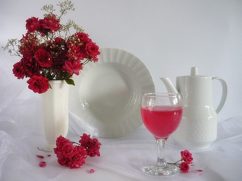 Touch of class, red, wine, vase, bonito, teapot, still life, flowers, plate, wineglass, ceramics, white, HD wallpaper