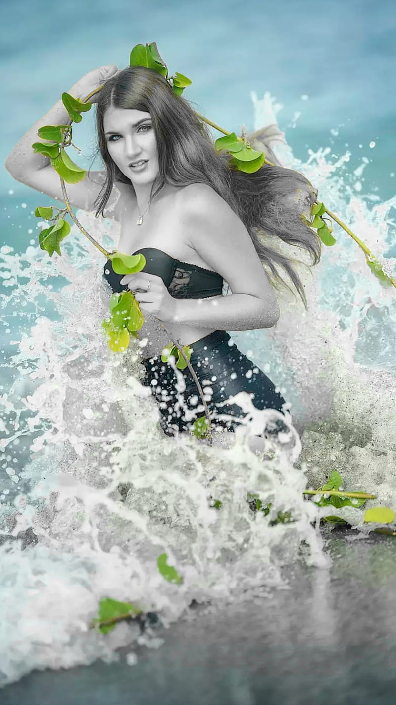 Playing with waves, black and white, bonito, beauty, bikini, black and white, green leaves, sea, splash, HD phone wallpaper
