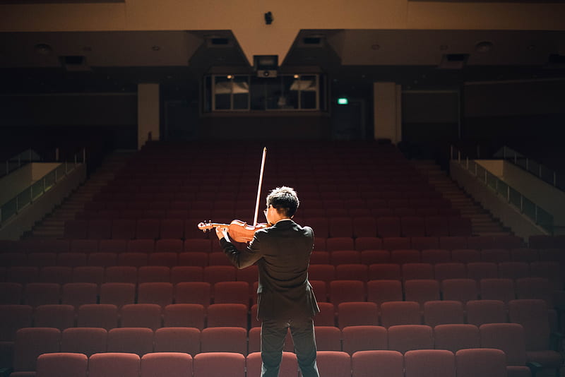 man standing in front of stage playing violin, HD wallpaper