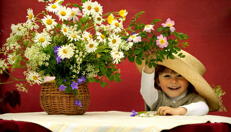 Child's Joy, table, straw hat, tablecloth, hat, daisies, girl, basket, flowers, child, HD wallpaper