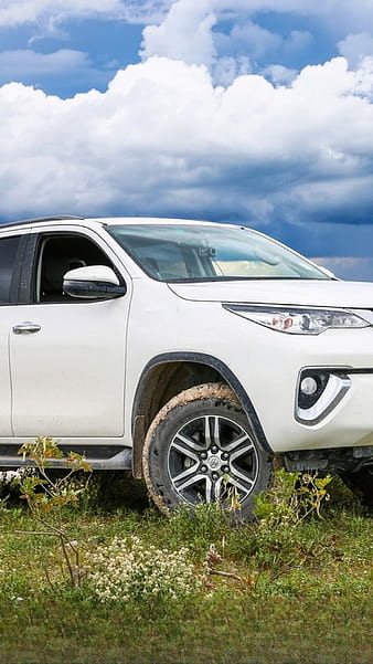 Toyota Fortuner Images | Fortuner Exterior, Road Test and Interior Photo  Gallery